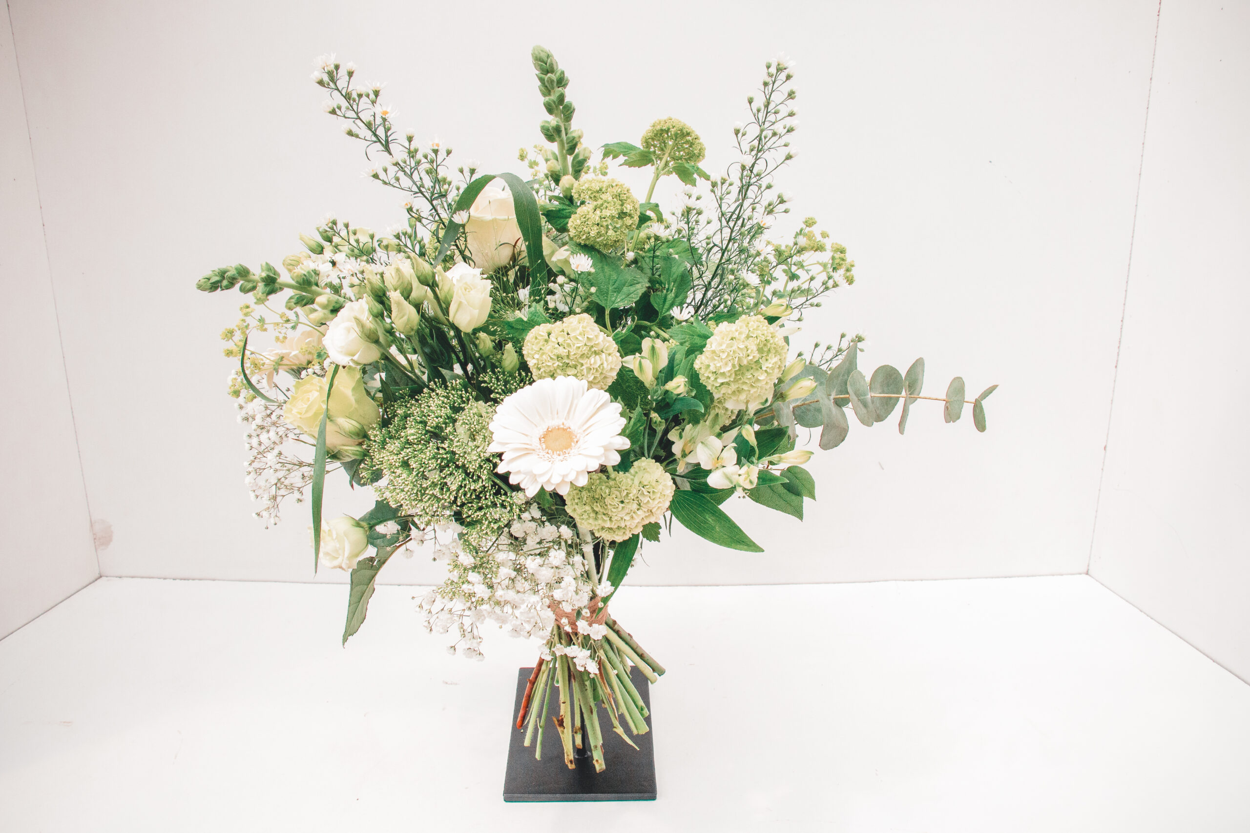 Veldboeket met witte kleuren