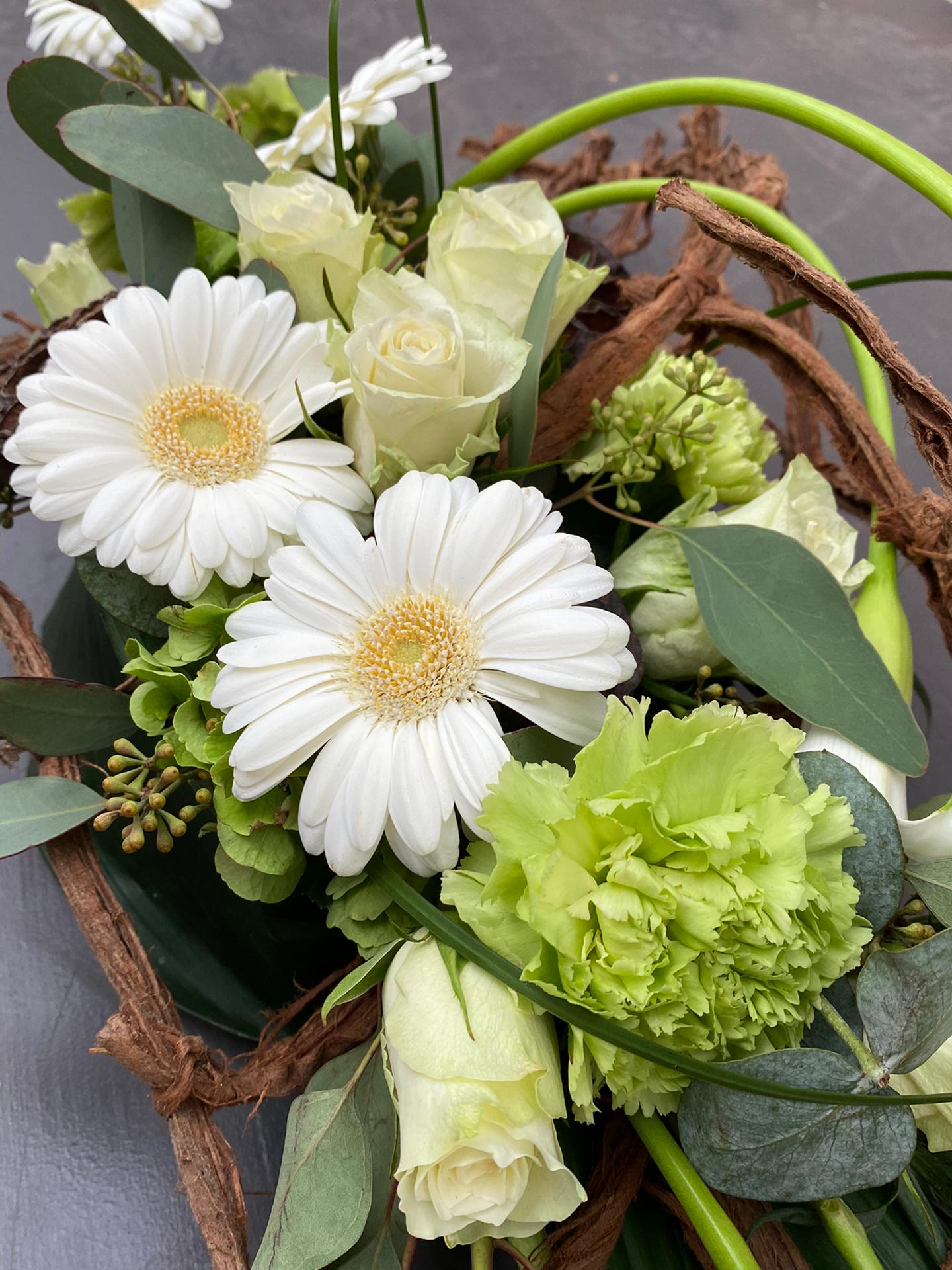 Witte bloemen in houten raster De Bloemenloods