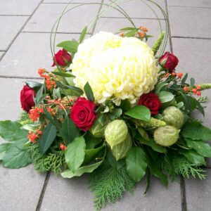 Bloemstuk met chrysantenbol en rode rozen