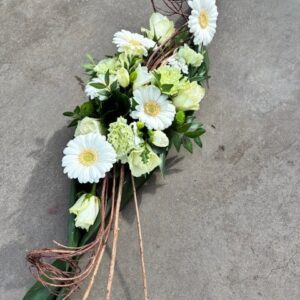 Wit bloemstuk met takjes