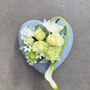 Bloemen in kleine hartvormige stenen schaal